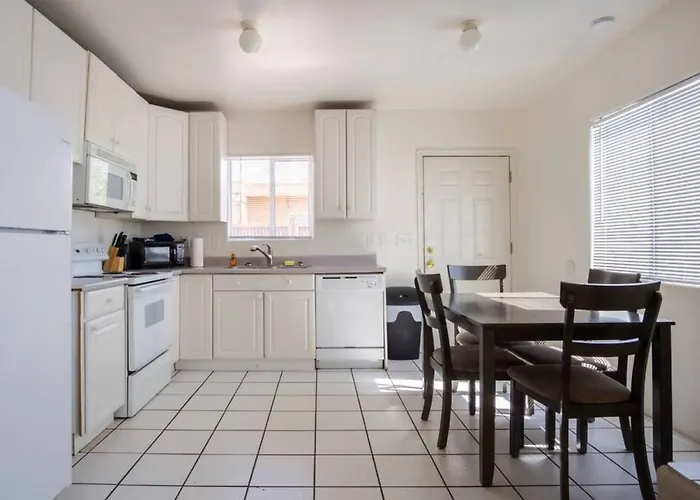 Comfortable And Bright 3-bedroom In Tucson