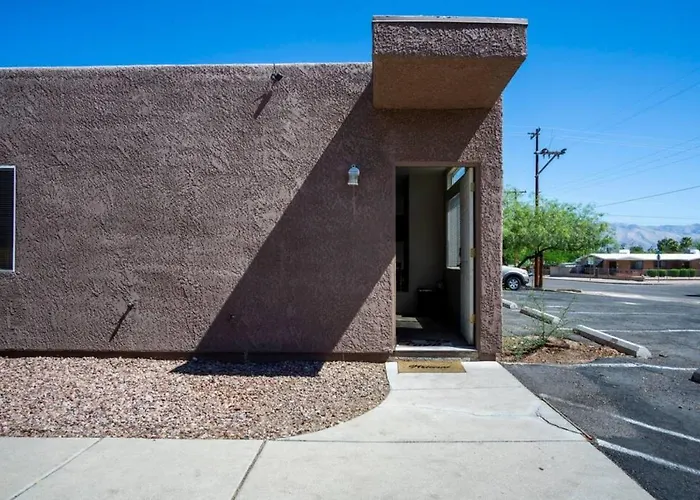 Comfortable And Bright 3-bedroom In Tucson