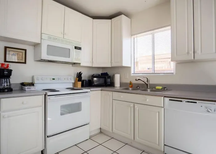 Comfortable And Bright 3-bedroom In Holiday home Tucson